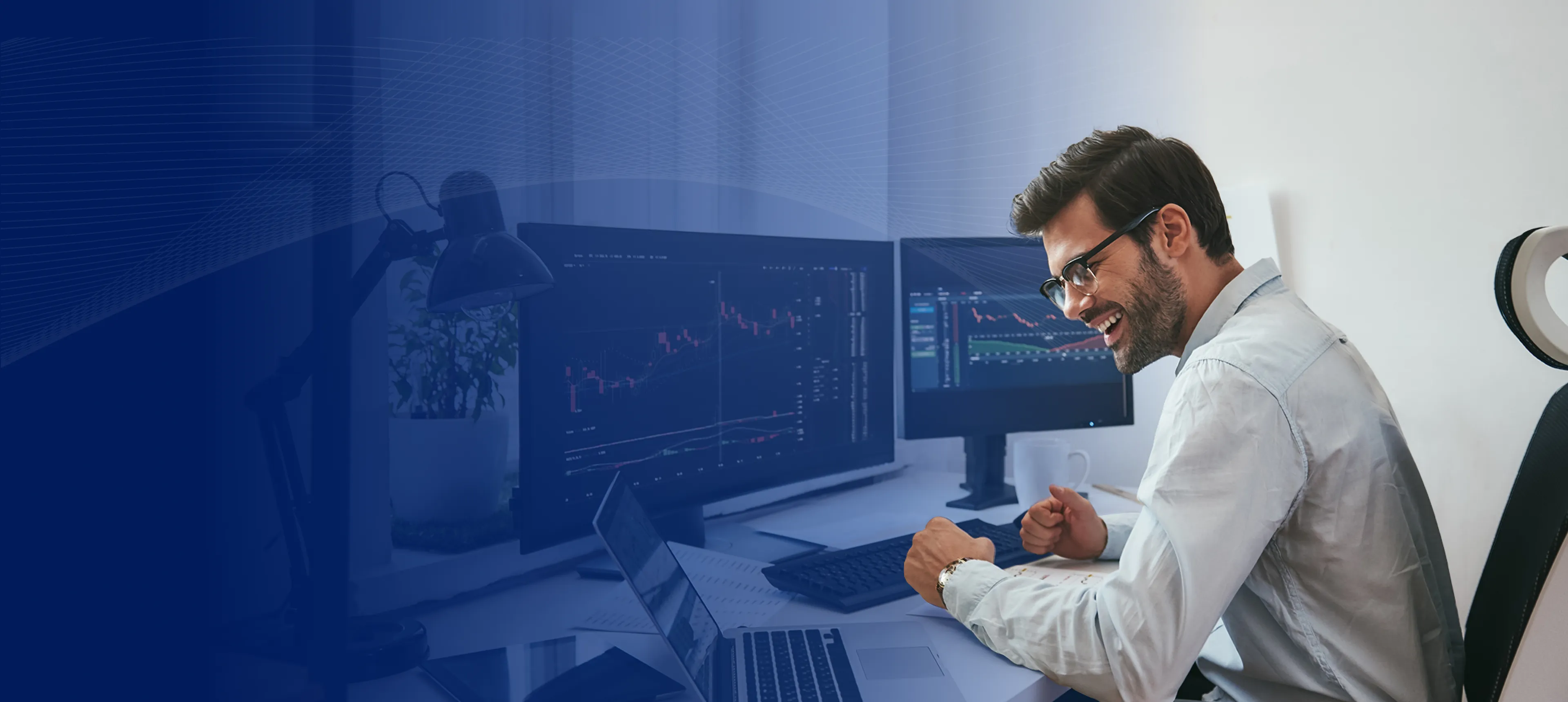 Banner de detalhes de produtos de negociação apresentando dados sobre forex, índices, criptomoedas e metais preciosos