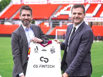 Camisa de patrocínio da CG Fintech usada por jogadores profissionais de futebol em colaboração com a AUFC