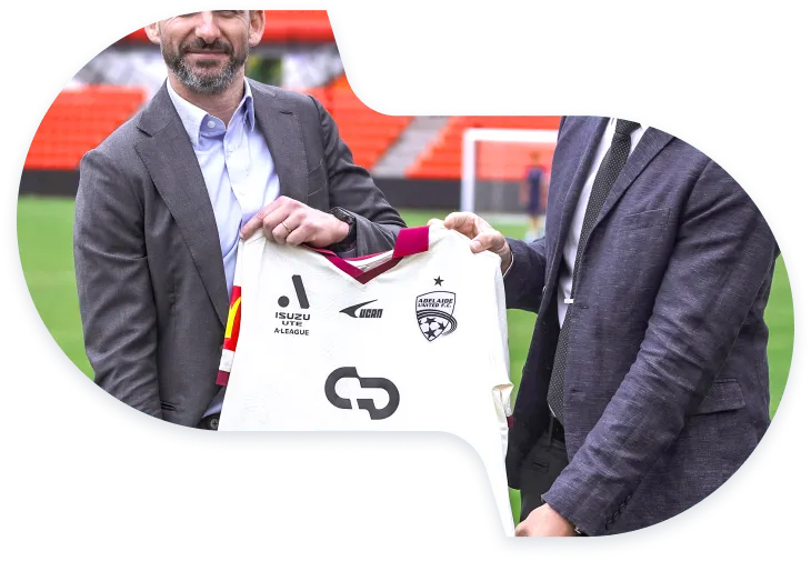 Máscara de patrocínio da AUFC simbolizando o patrocínio da CG Fintech na colaboração esportiva global